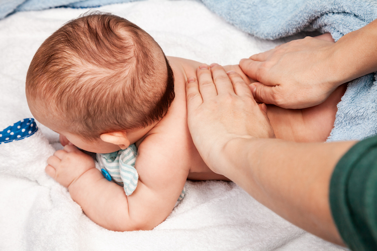 L’ostéopathie pour votre bébé et vous après un accouchement difficile