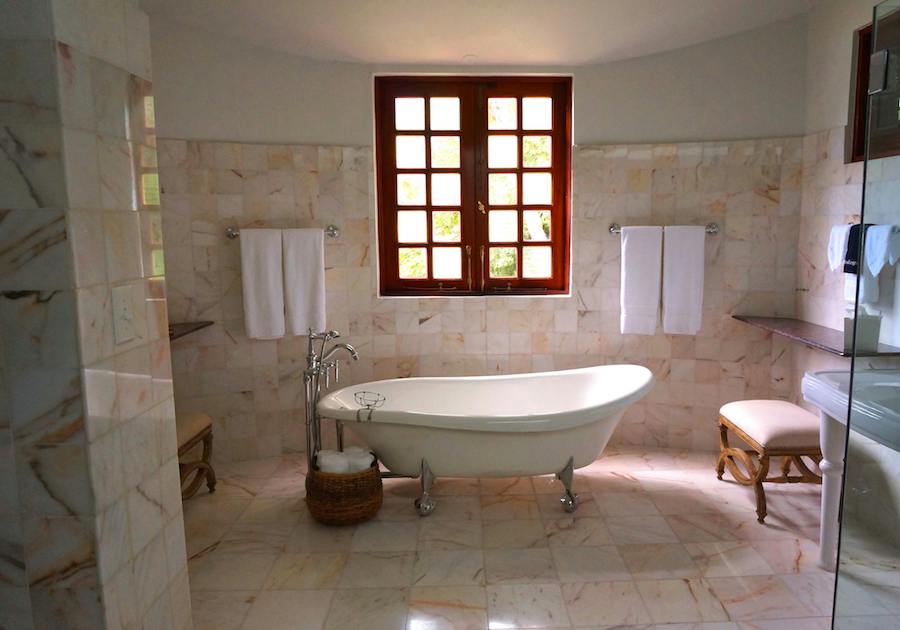 L’art salle bain minimaliste créer espace épuré fonctionnel